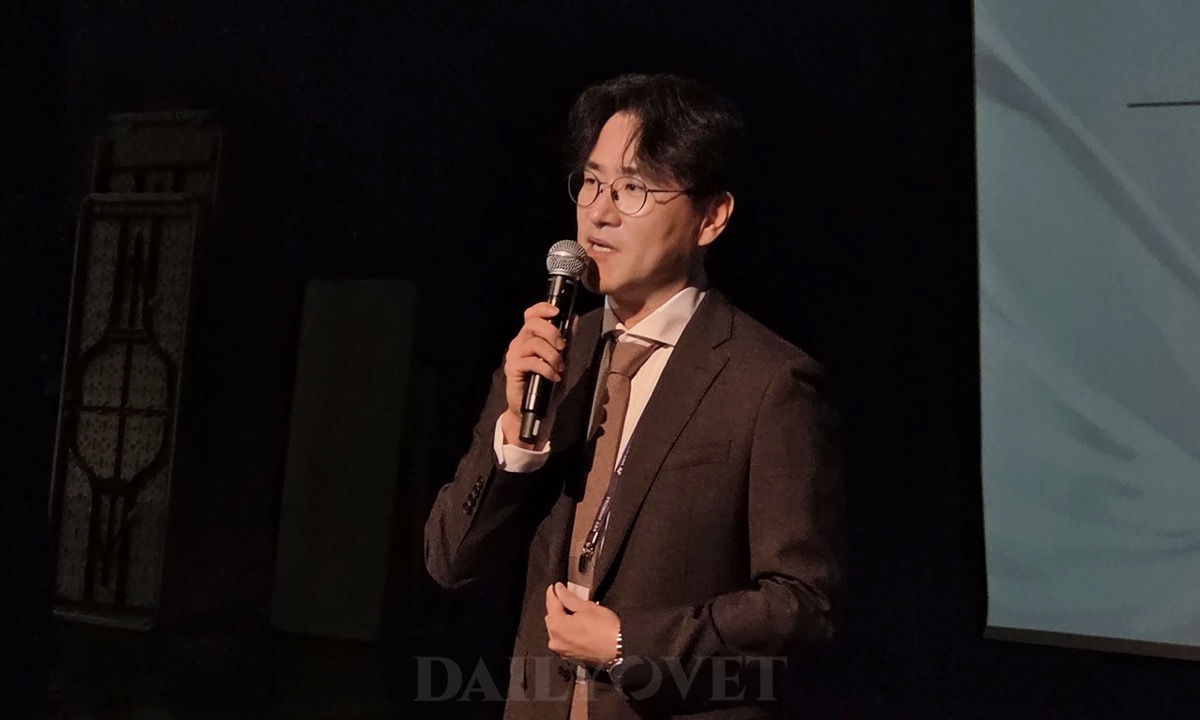 벳아너스 증례교류심포지엄에서 발언하는 이태호 수의사